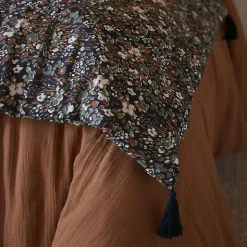 ADONIS - Chemin de Lit 90x200cm Gaze de Coton Bleu Imprimé Fleur Détail 4 Pompons