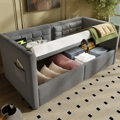 Canapé 3 places convertible en tissu avec mécanisme clic-clac, accoudoirs et style contemporain pour salon