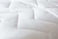Couette anti-acariens chaude 200 x 200 cm polyester blanc