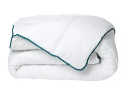 Couette chaude recyclée de DREAMEA en microfibre - 200 x 200 cm - 350 gr/ m² - Biais bleu - ROSA