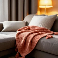 Couverture plaid 100% coton rose saumon avec pompons 130x170cm ARNISKA - SACASA