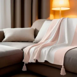 Couverture plaid 100% coton rose pâle avec pompons 130x170cm SLAVANN - SACASA