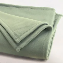 Couverture polaire 240x260 cm Isba Amande 100% Polyester 320g/m2 non-feu