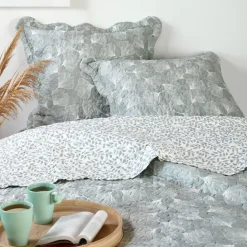 Couvre lit boutis réversible 260x240 avec 2 taies d'oreiller