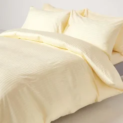 Drap plat satin rayé en coton égyptien 330 fils jaune pâle, 270x300 cm - HOMESCAPES