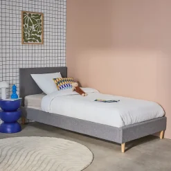 Lit avec sommier à lattes et tête de lit. finition tissu. gris clair. L 202 x P 96 x H 88cm