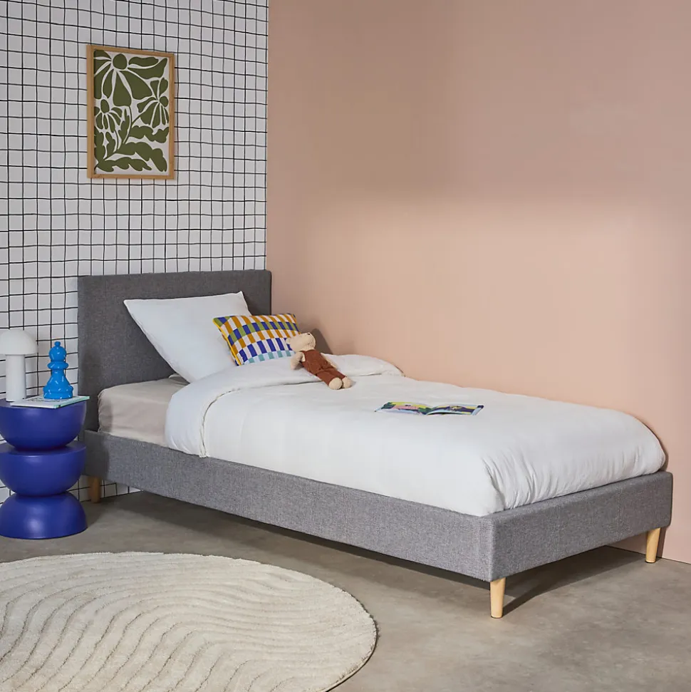 Lit avec sommier à lattes et tête de lit. finition tissu. gris clair. L 202 x P 96 x H 88cm