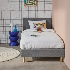 Lit avec sommier à lattes et tête de lit. finition tissu. gris clair. L 202 x P 96 x H 88cm