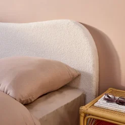 Lit avec sommier à lattes et tête de lit. blanc finition bouclette. L203 x P148 x H97cm