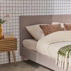 Lit avec sommier à lattes et tête de lit. finition tissu. gris clair. L 202 x P 148 x H 89cm