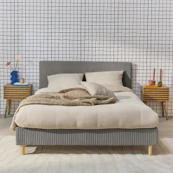 Lit avec sommier à lattes et tête de lit. L 202 x P 148 x H 89cm. gris. finition velours côtelé (grosse côte)