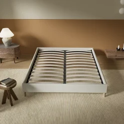 Lit avec sommier lattes en bois - 160x200 cm - Tissu Blanc - Pieds en bois
