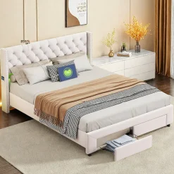 Lit coffre 140x190 cm en velours beige, tête de lit cloutée, 2 tiroirs, ports USB, poches latérales, bande LED amovible