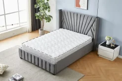 Lit deux places HATICE en velours, disponible en 140x190 ou 160x200, tête de lit et sommier à lattes inclus, matelas non fourni.