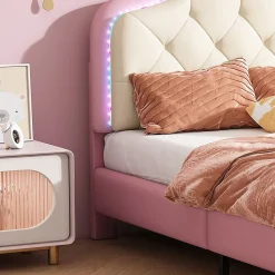 Lit enfant simple 90x200 cm rembourré avec bande LED colorée, tête ondulée et nœud décoratif, similicuir rose sans matelas