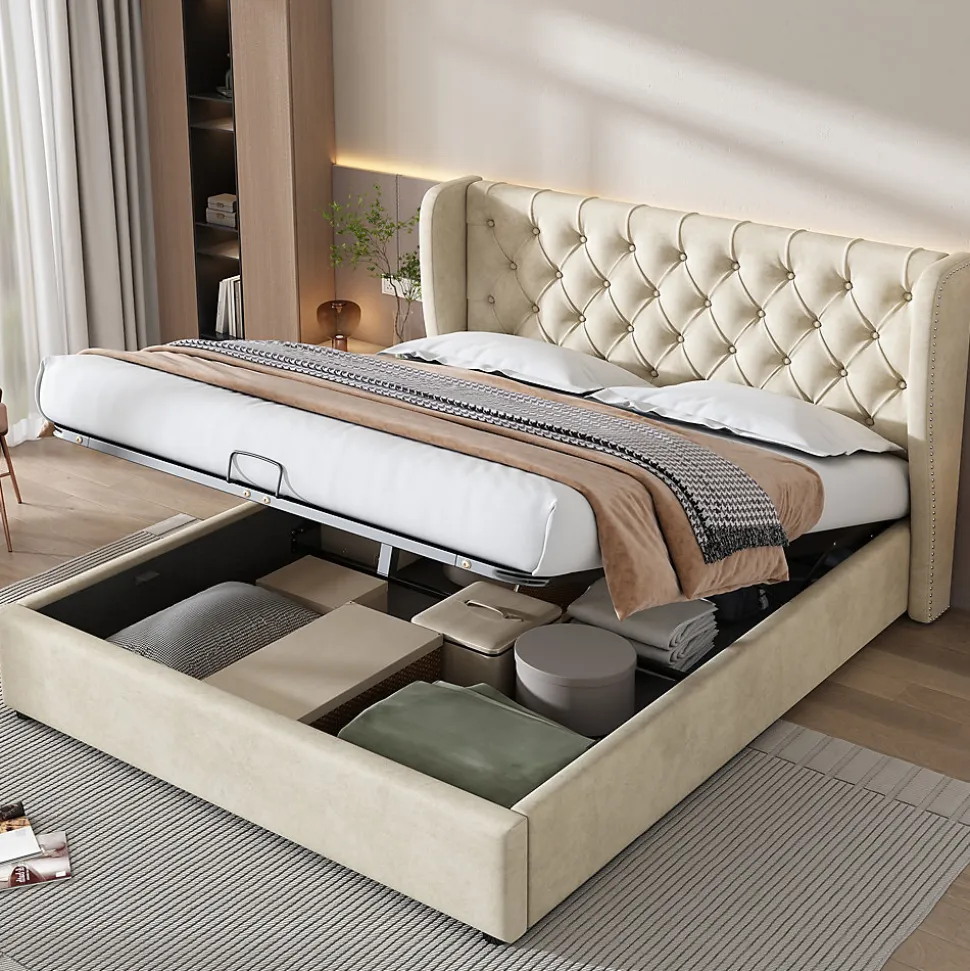 Lit 160x200 cm avec coffre et tête de lit haute capitonnée style Chesterfield en velours beige, cadre solide