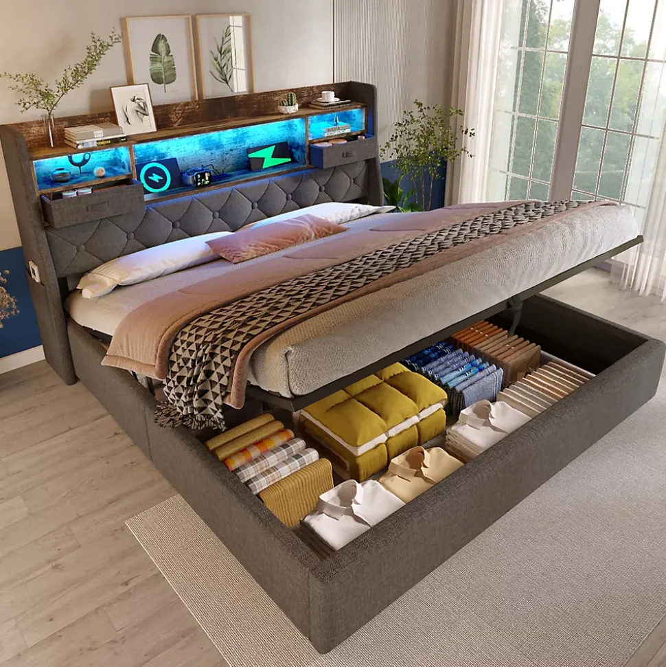 Lit 140x200 cm avec rangement hydraulique, tête de lit LED multicolore, ports de charge et tissu lin gris