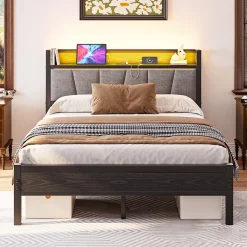 Lit 140x190 cm avec tête de lit rembourrée, cadre métal noir, éclairage LED intégré et rangement