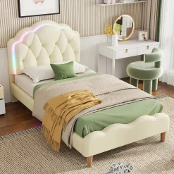 Lit 90x200 cm avec tête de lit ondulée et bande LED multicolore intégrée, tapissé PU beige, lattes en bois