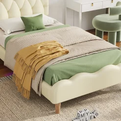 Lit 90x200 cm avec tête de lit ondulée et bande LED multicolore intégrée, tapissé PU beige, lattes en bois