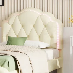 Lit 90x200 cm avec tête de lit ondulée et bande LED multicolore intégrée, tapissé PU beige, lattes en bois
