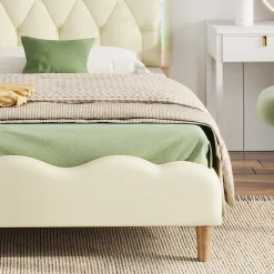 Lit 90x200 cm avec tête de lit ondulée et bande LED multicolore intégrée, tapissé PU beige, lattes en bois