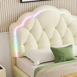 Lit 90x200 cm avec tête de lit ondulée et bande LED multicolore intégrée, tapissé PU beige, lattes en bois