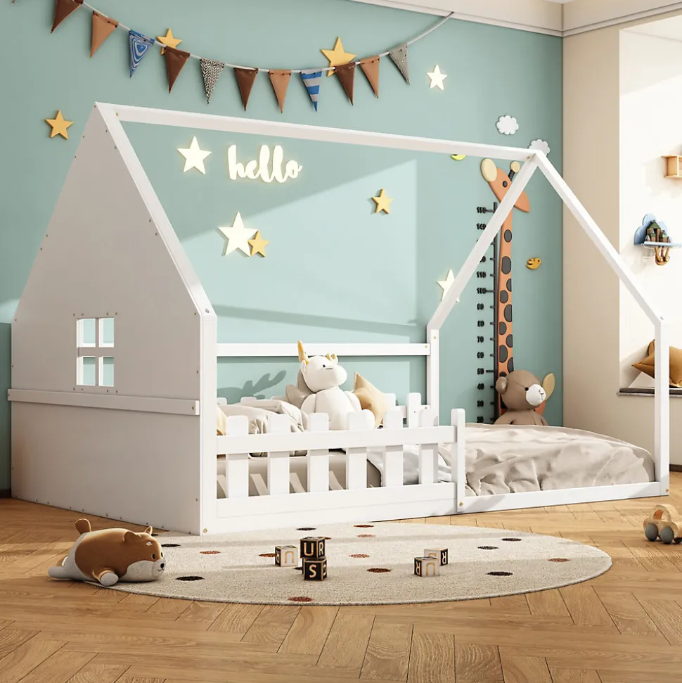 Lit 140x200 cm en pin et MDF en forme de maison avec barrières, finition blanche, design enfantin moderne