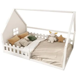 Lit 140x200 cm en pin et MDF en forme de maison avec barrières, finition blanche, design enfantin moderne