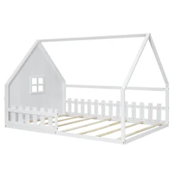 Lit 140x200 cm en pin et MDF en forme de maison avec barrières, finition blanche, design enfantin moderne