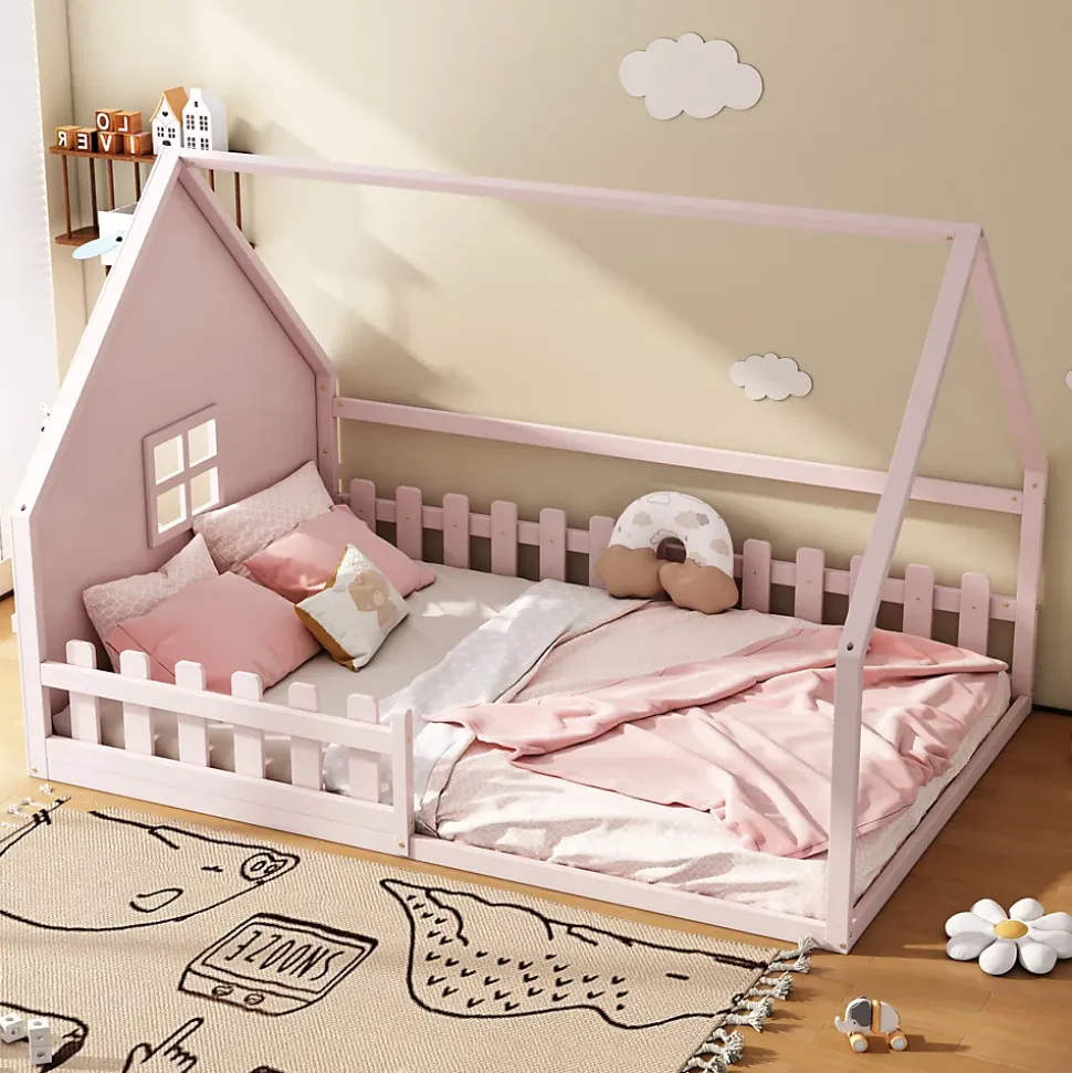 Lit 140x200 cm en pin et MDF forme maisonnette avec garde-corps intégré, coloris rose, design enfant sécurisé