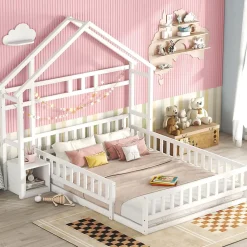 Lit 140x200 cm en pin massif blanc avec tête de lit en forme de maison et table de chevet intégrée