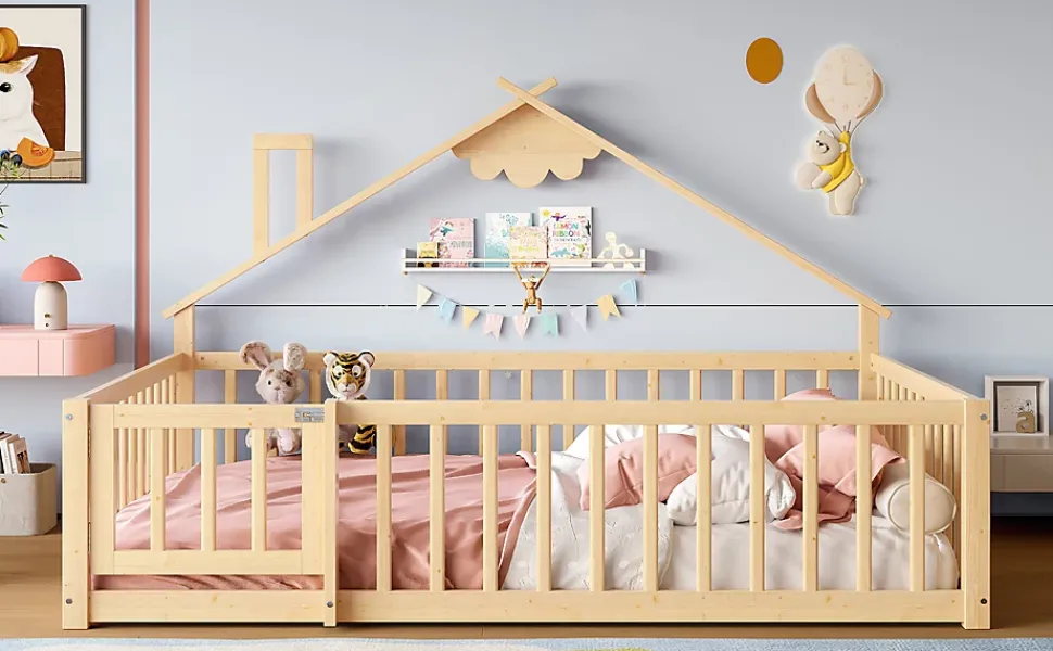 Lit 140x190 cm en pin naturel avec balustrade 32 cm et serrure, style maisonnette pour enfant