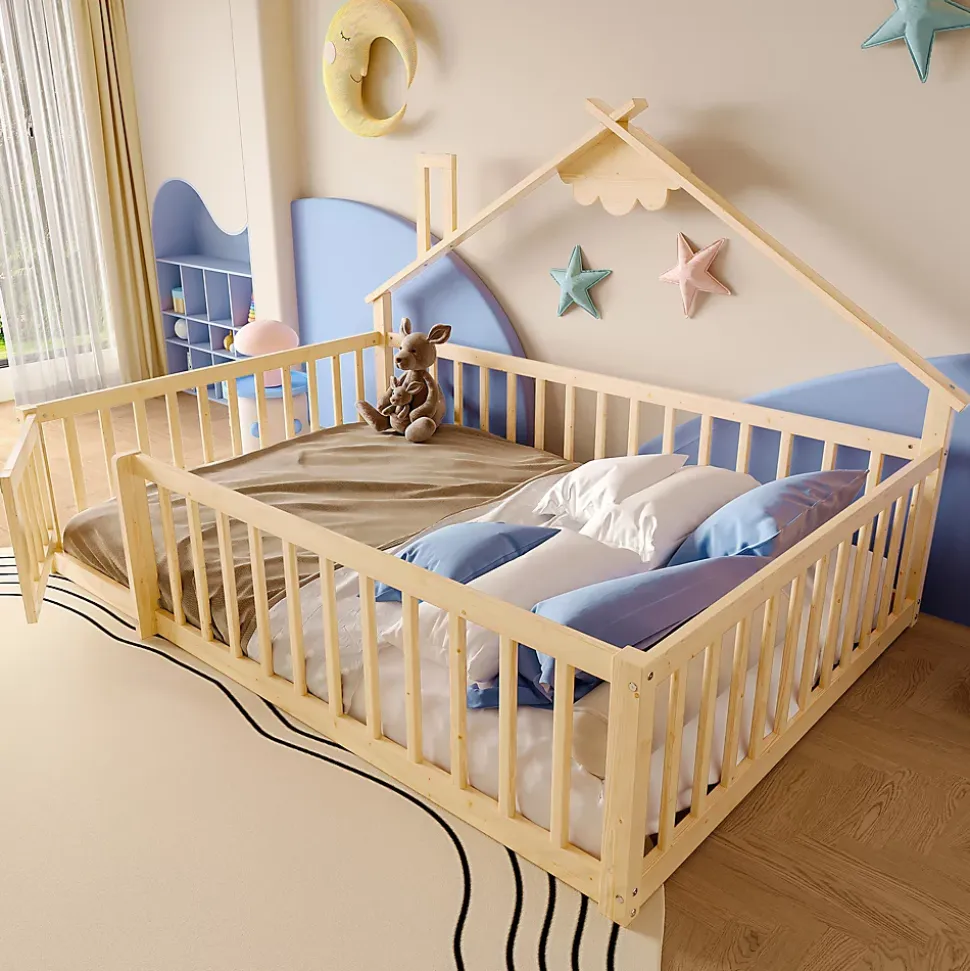 Lit 140x190 cm en pin naturel avec balustrade 32 cm et serrure, style maisonnette pour enfant