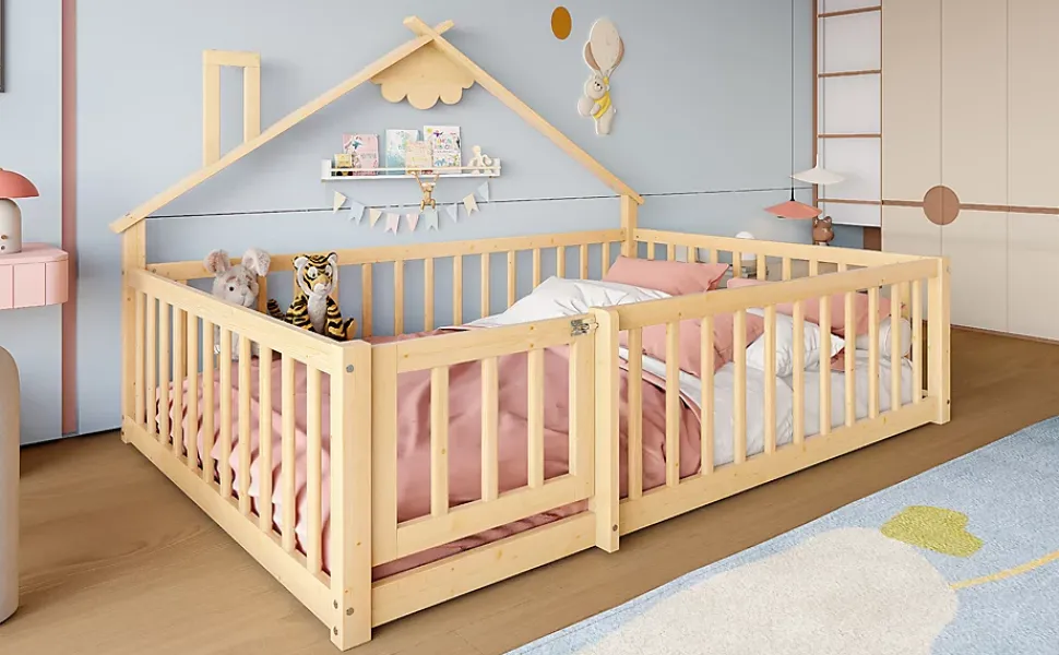 Lit 140x190 cm en pin naturel avec balustrade 32 cm et serrure, style maisonnette pour enfant