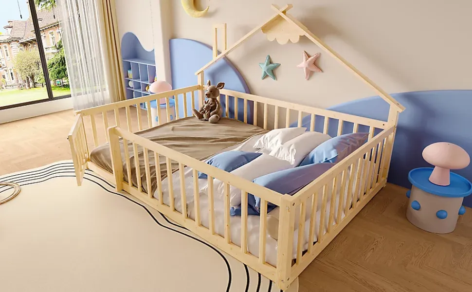 Lit 140x190 cm en pin naturel avec balustrade 32 cm et serrure, style maisonnette pour enfant