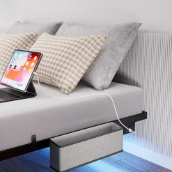 Lit 160x200 cm flottant en acier noir avec éclairage LED, station USB-C et poche de rangement
