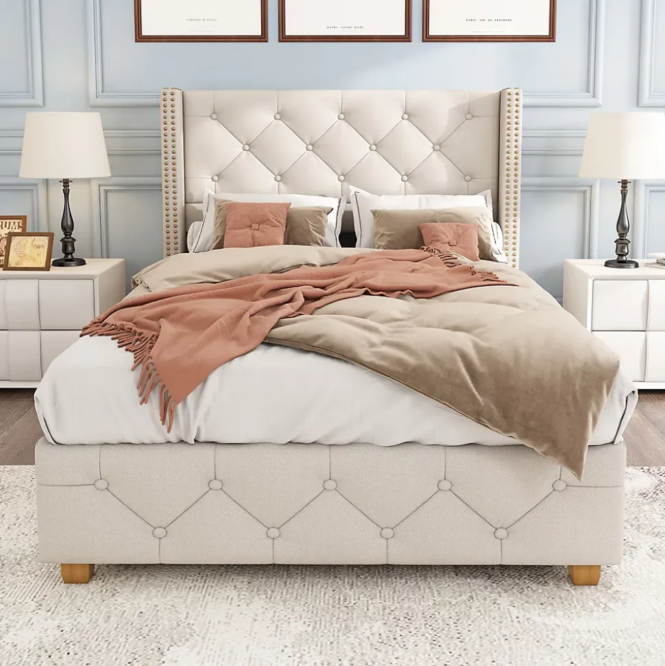 Lit 90x200 cm tapissé lin beige avec tête de lit capitonnée, clous décoratifs et pieds en bois renforcés