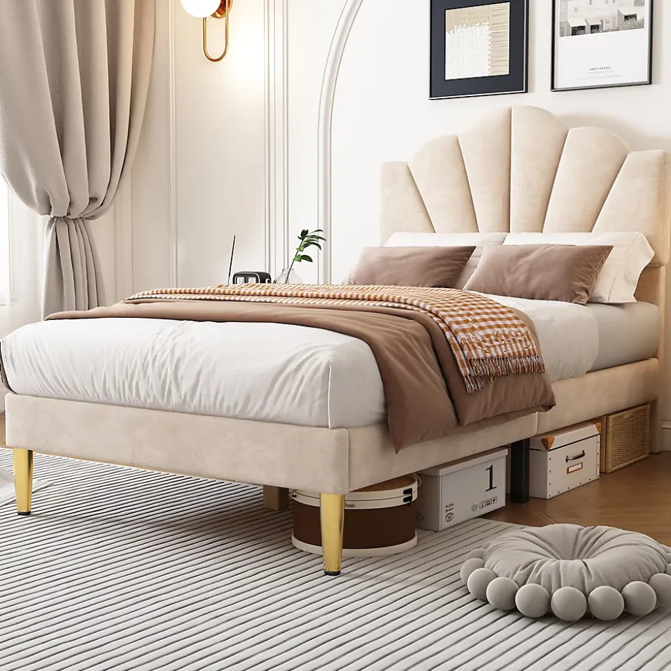 Lit 90x200 cm tête coquillage réglable, pieds métal doré, velours beige et sommier à lattes bois