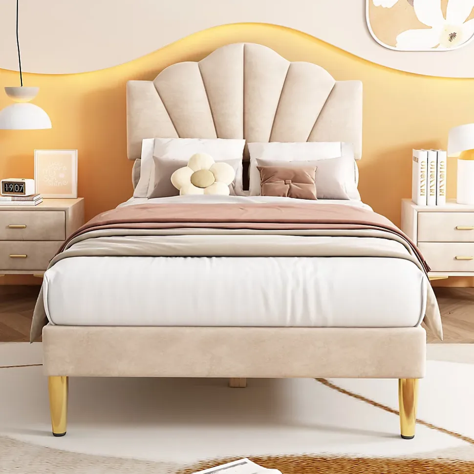 Lit 90x200 cm tête coquillage réglable, pieds métal doré, velours beige et sommier à lattes bois