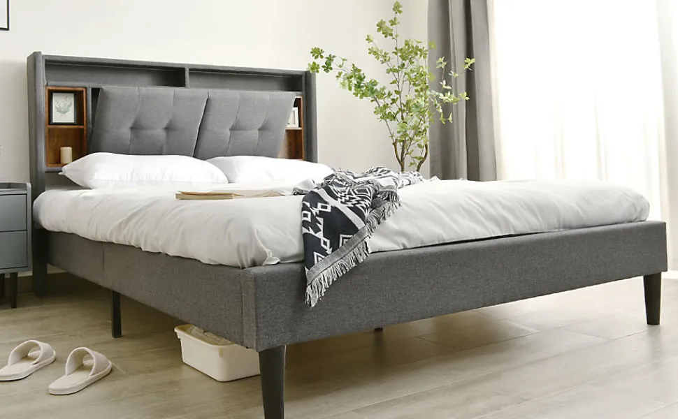 Lit 140x200 cm tête de lit avec rangement, ports USB et éclairage LED, cadre bois massif et tissu lin gris