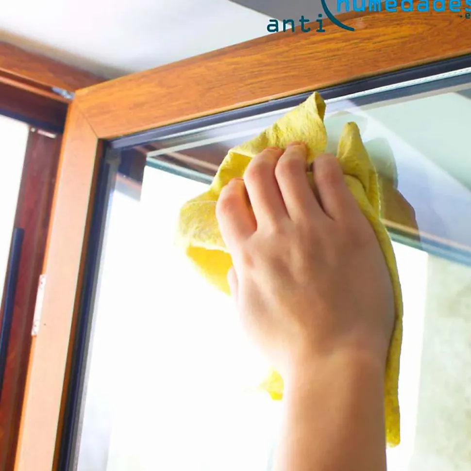 Nettoyant hydrofuge (800 ml) pour vitres et métaux non peints. Élimine taches et les éclaboussures causées par produits hydrofuges