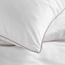 Parure de lit blanche galon pompons beiges (240x220 cm - Blanc)