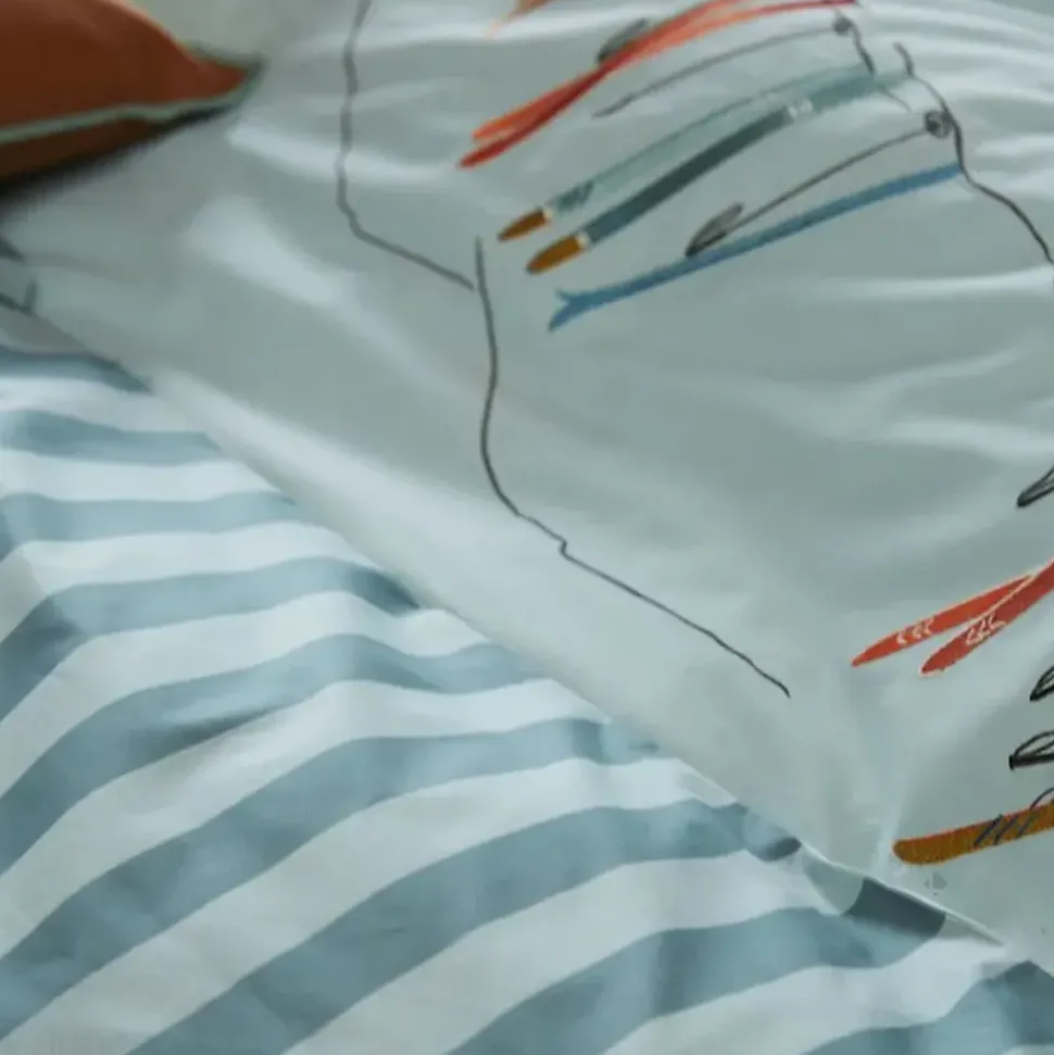 Parure de lit brodée 3 pièces : housse 240x220 cm et taies 50x80 cm en percale de coton PASSE MONTAGNE bleu givré