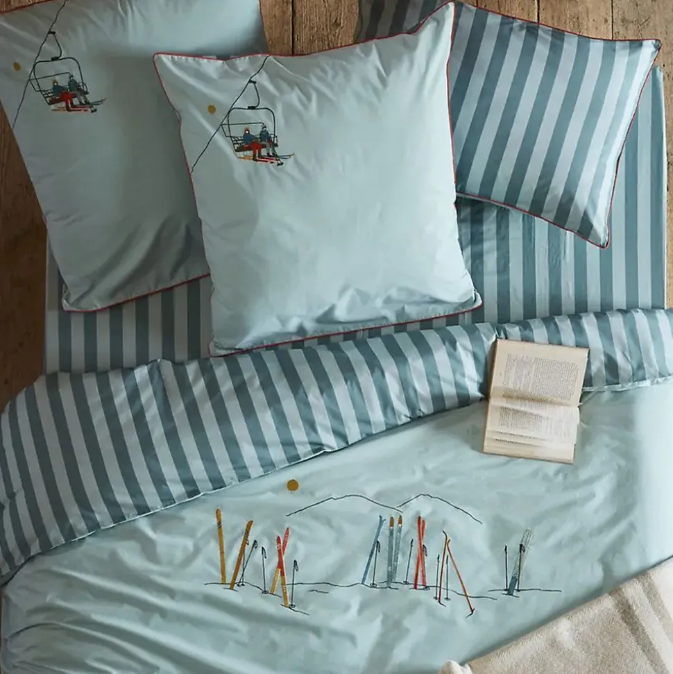 Parure de lit brodée 2 pièces : housse 140x200 cm et taie 65x65 cm en percale de coton PASSE MONTAGNE bleu givré