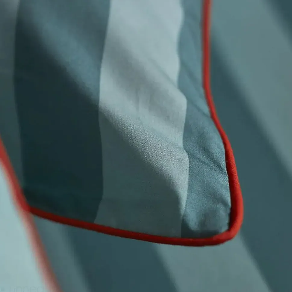 Parure de lit brodée 2 pièces : housse 140x200 cm et taie 65x65 cm en percale de coton PASSE MONTAGNE bleu givré