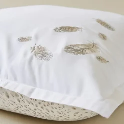 Parure de lit brodée 3 pièces : housse 250x220 cm et taies 50x80 cm en satin de coton NINA blanc