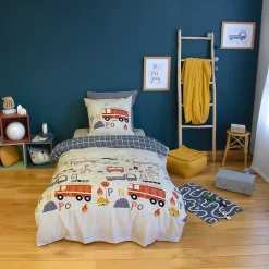 Parure de lit réversible PINPON 1 place imprimé thème pompier en microfibre. 140 x 200cm. 1 housse de couette. 1 taie d'oreiller