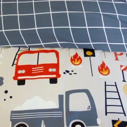 Parure de lit réversible PINPON 1 place imprimé thème pompier en microfibre. 140 x 200cm. 1 housse de couette. 1 taie d'oreiller