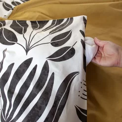 Parure de lit 260x240 cm en coton NOLIE motif feuillage blanc et jaune 3 pièces